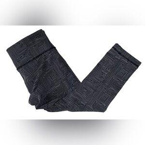 Lululemon Women's‎ black and white print    Capri 21" Size 8